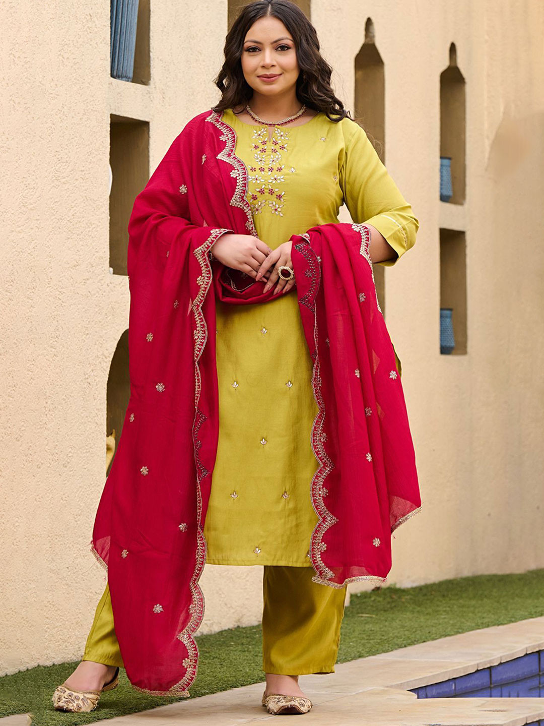 PrettyPlus by Desinoor.com Plus Size Thread Work Pure Silk Straight Kurta Set
