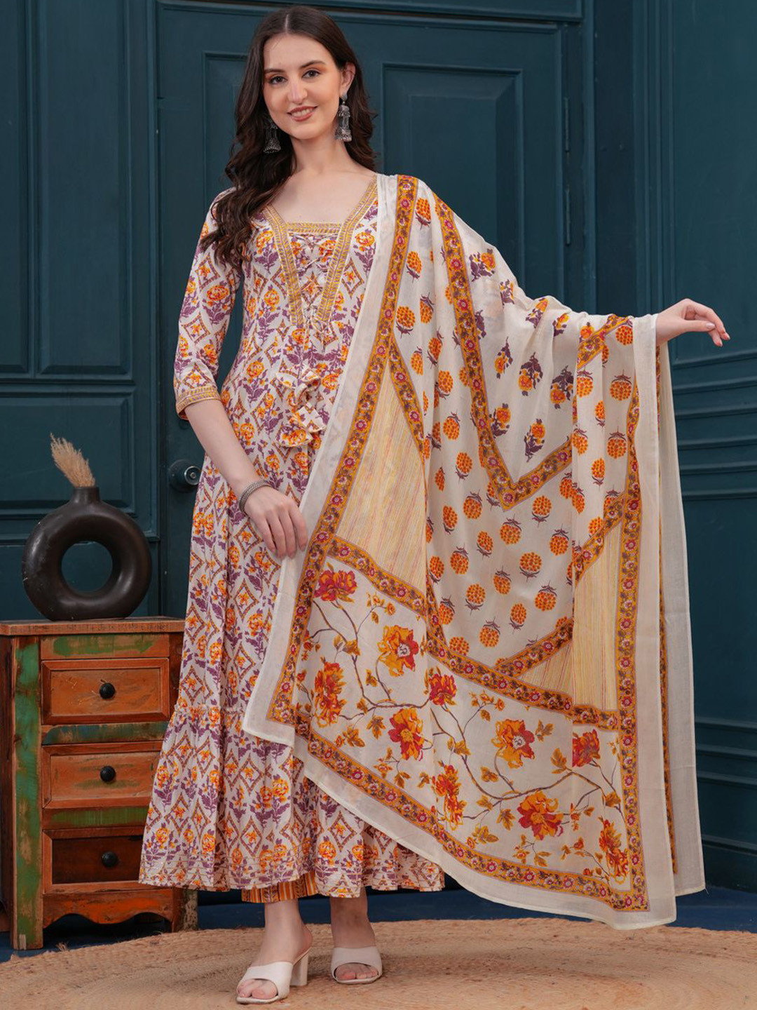 Da Vastraagaar Women Floral Printed Regular Pure Cotton Kurta with Trousers & With Dupatta