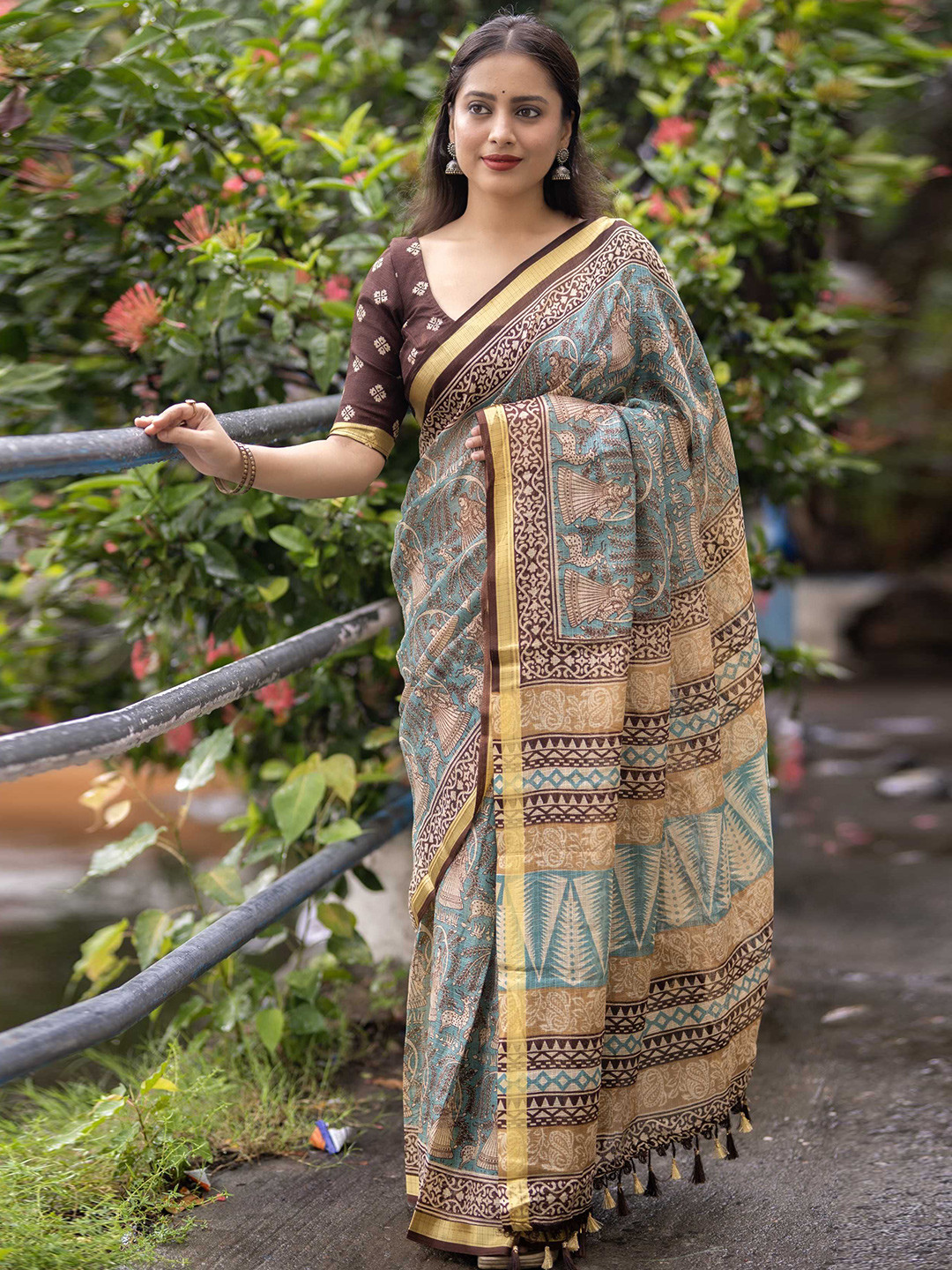 DIVASTRI Embellished Silk Blend Kota Saree