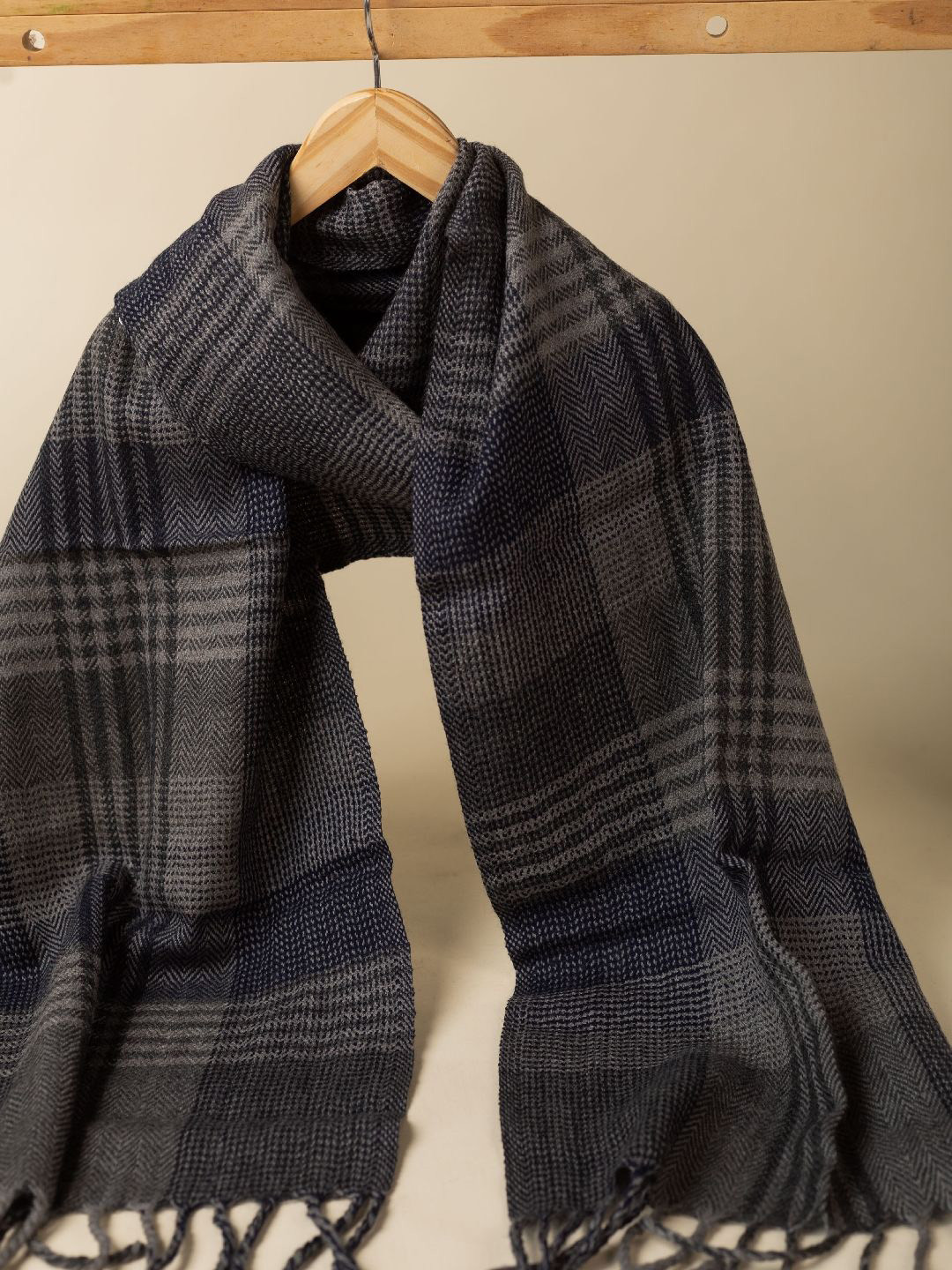 KUSVAA Unisex Dhiraj Woolen Muffler