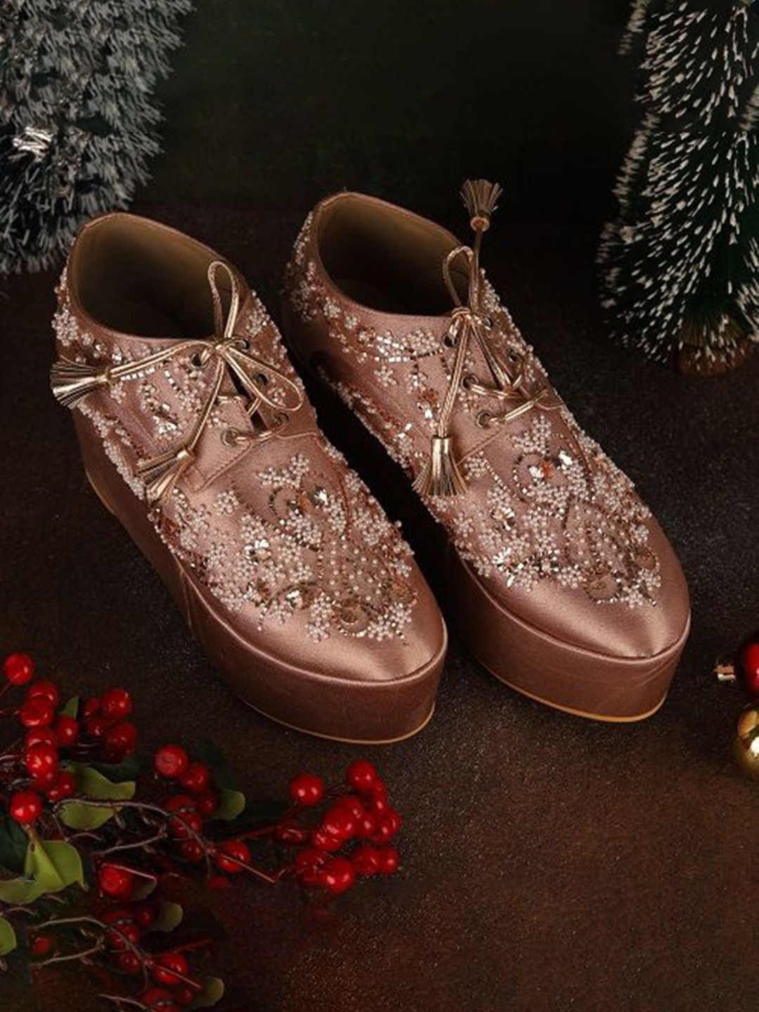 TIESTA Women Lightweight Embroidered Sneakers