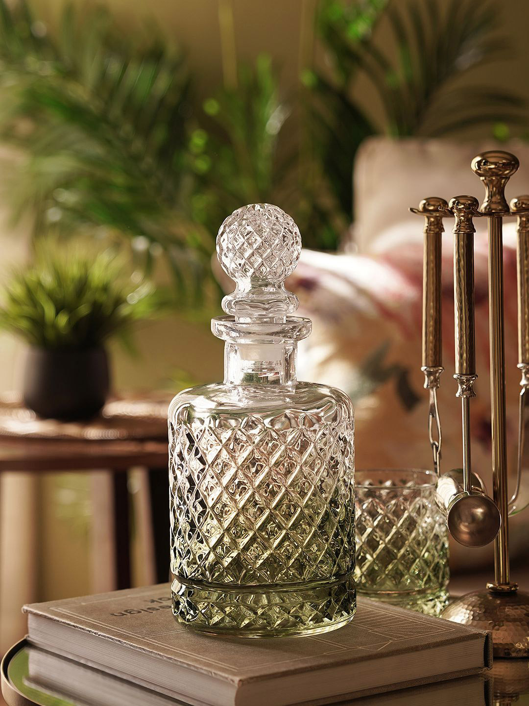 Pure Home and Living Green & Transparent Diamond Textured Glass Whiskey Decanter