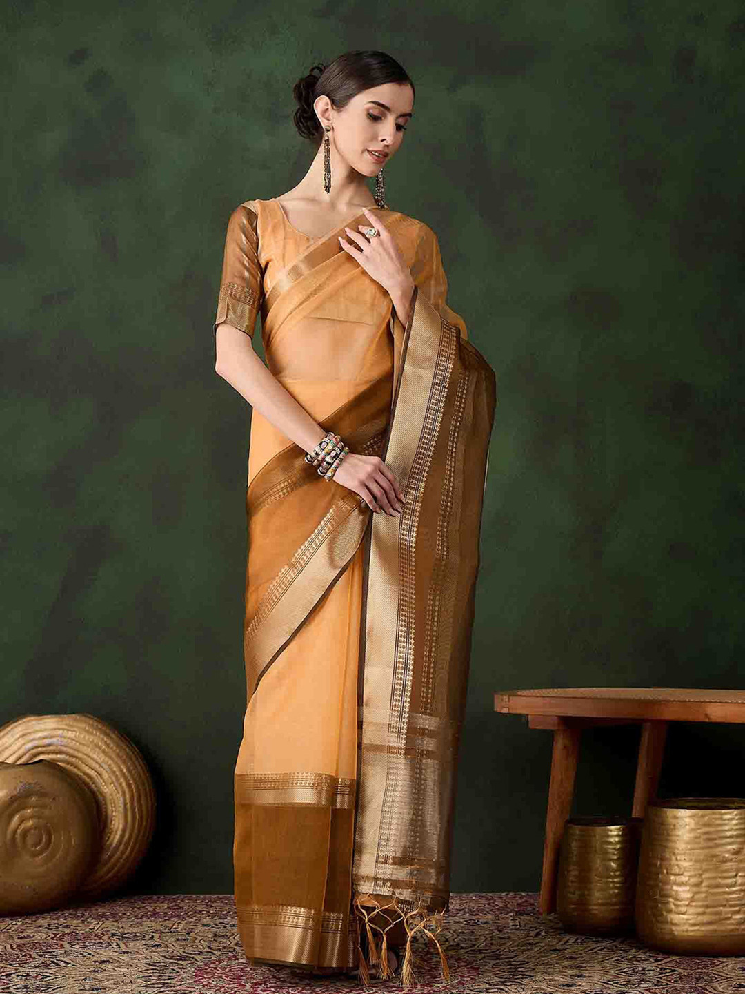 DIVASTRI Color Blocked Saree With Blouse