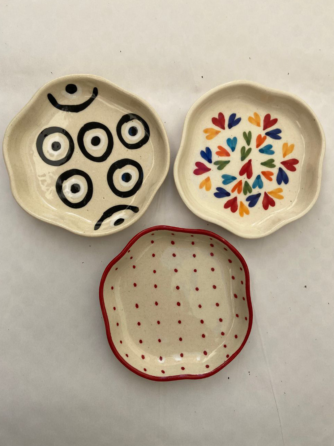 WEAVING HOMES Cream-Coloured & Red 3 Pieces Ceramic Glossy Serene Sweet Dessert Plates