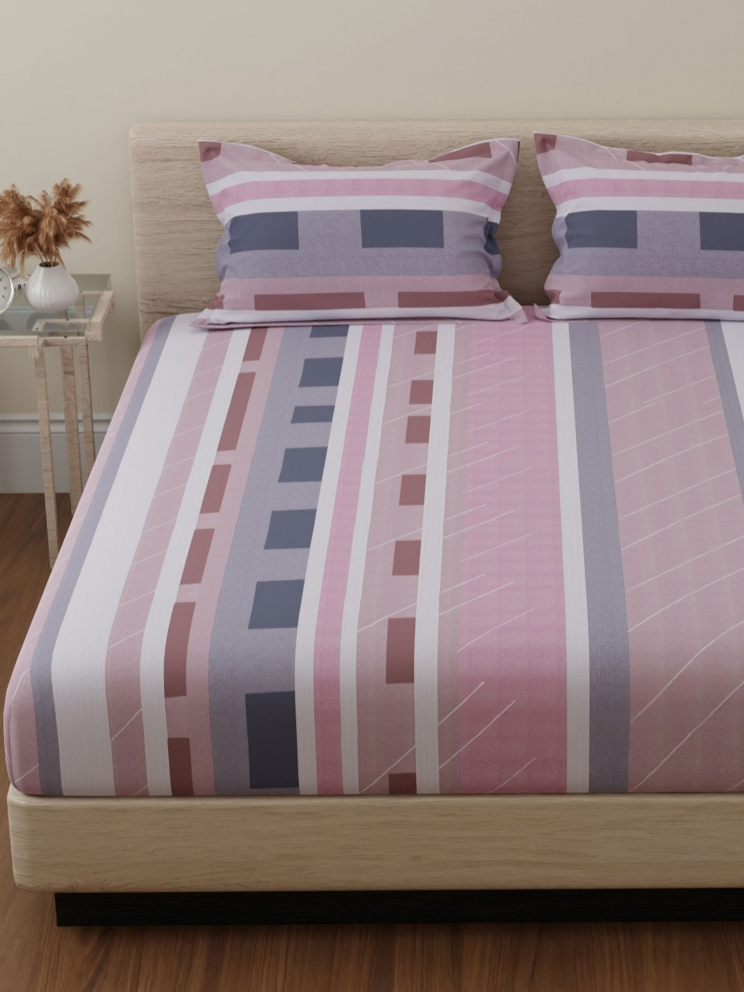 Huesland By Ahmedabad Pink Geometric Cotton 144 TC King Bedsheet with 2 Pillow Covers-43 x 43 inches