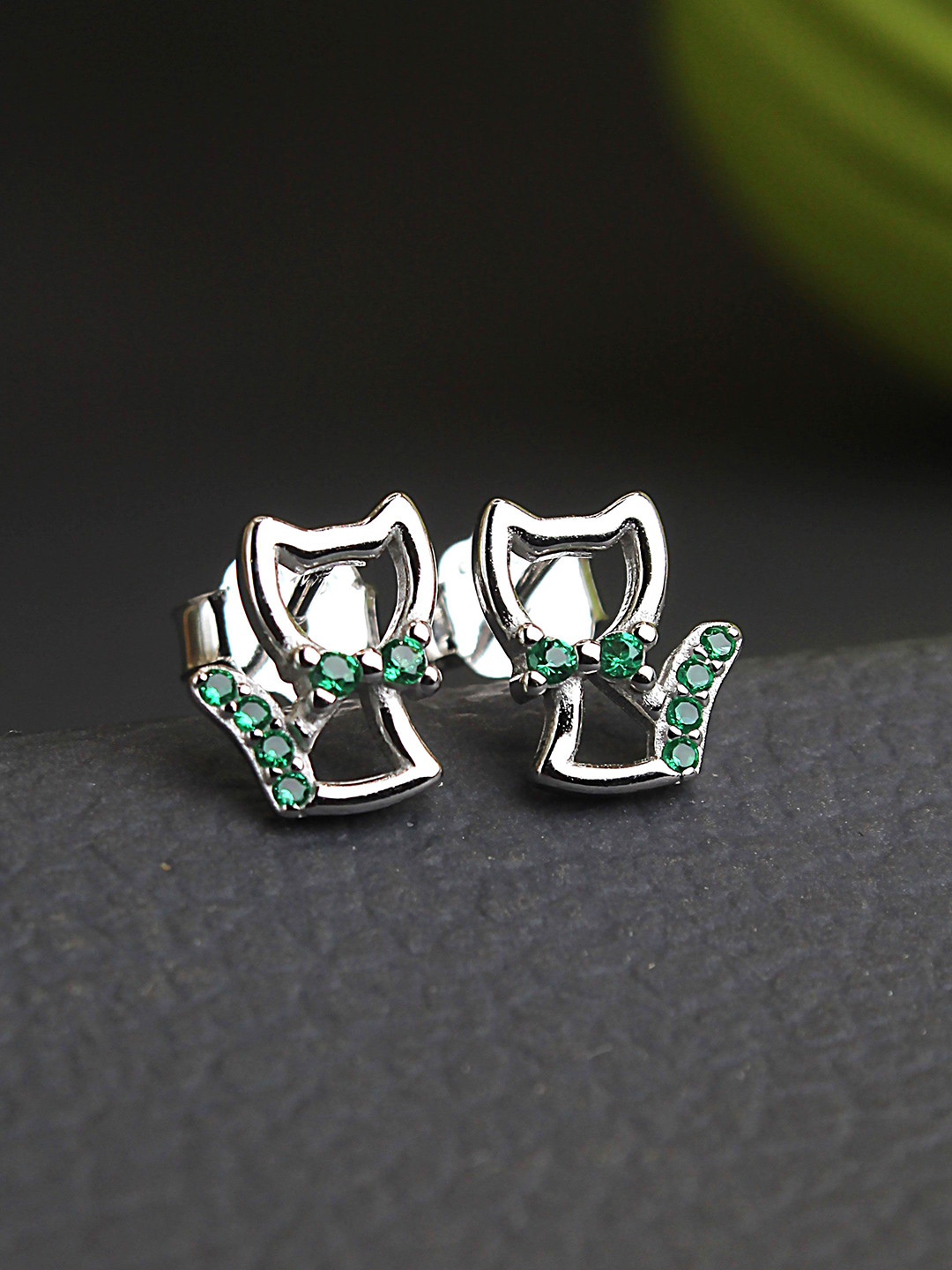DEVASHREE 925 Sterling Silver Rhodium-Plated Emerald CZ Studded Cat Shaped Studs