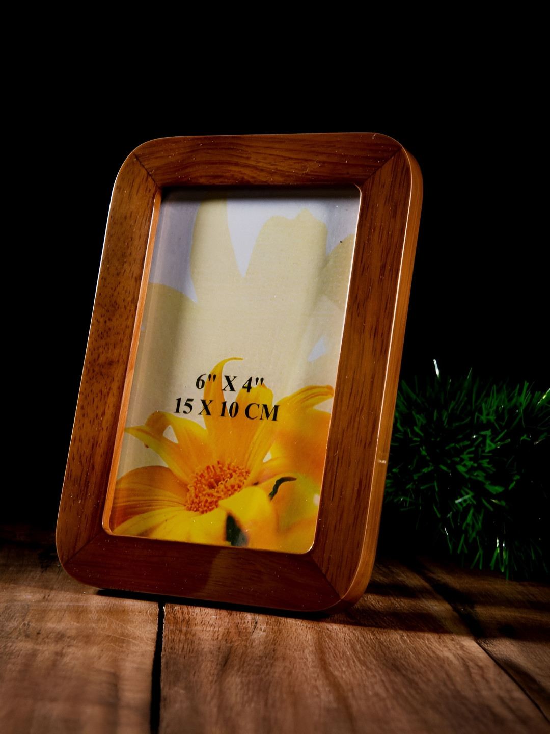 giBOX Brown Wooden Glossy Finish Table Photo Frames