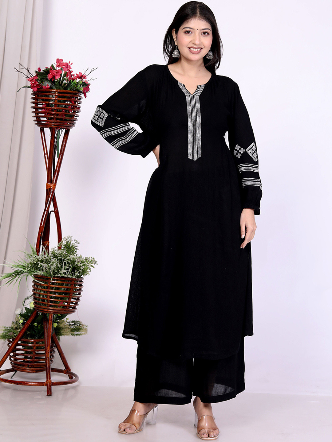 SAKURA Geometric Thread Work Notch Neck Kurta With Trouser