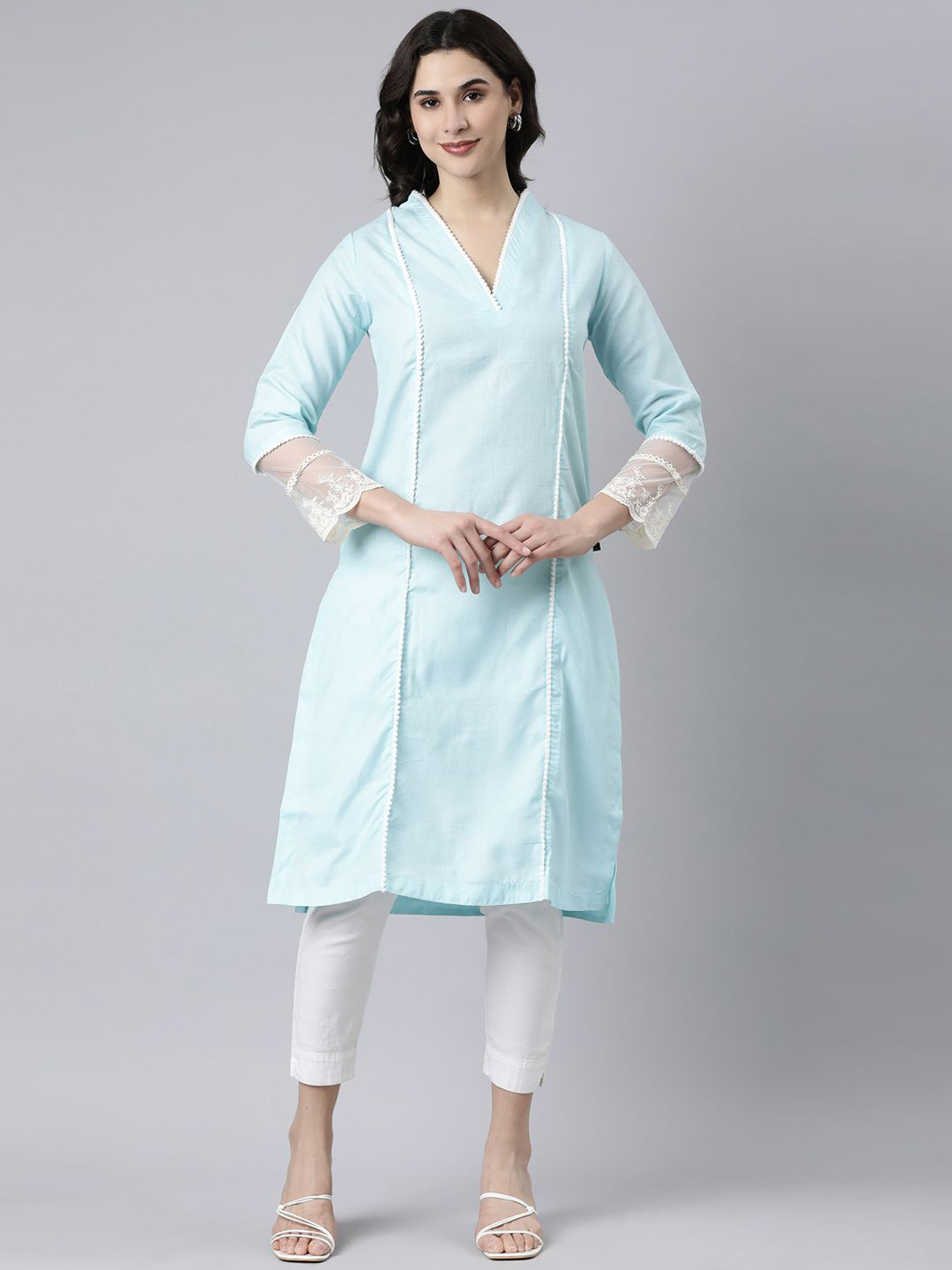 Samhitas V-Neck Thread Work Panelled Straight Kurta