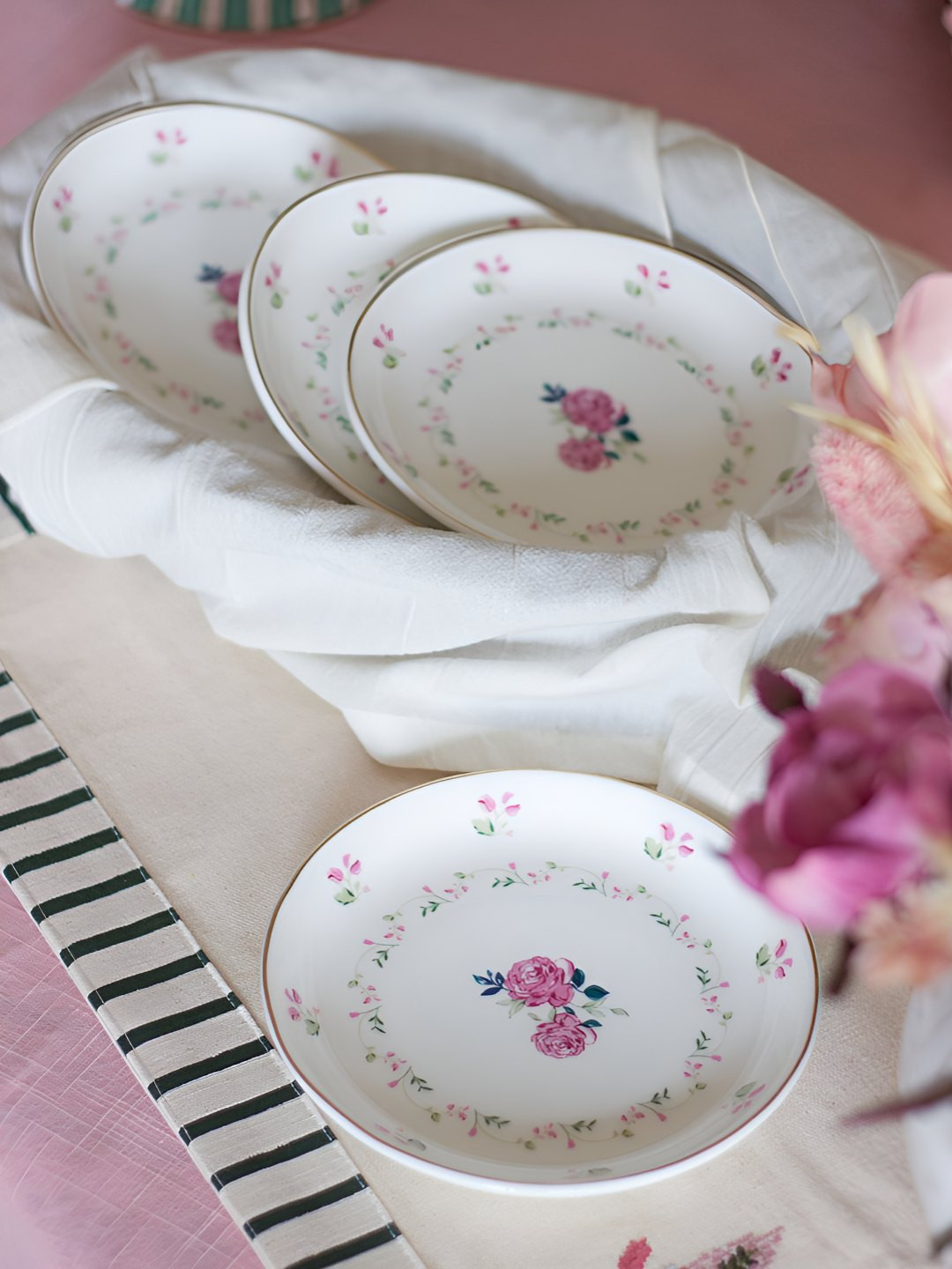 The Wishing Chair Magique White 4 Pieces Ceramic Highlighted with 18k Gold Print Plates