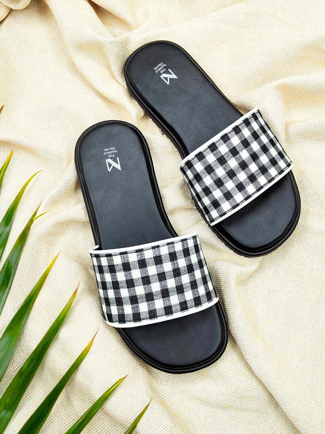 THE MADRAS TRUNK Men Checked Comfort Sandals