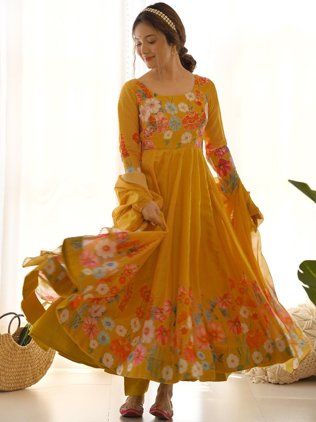 Yara Creation Women Floral Printed Regular Gotta Patti Kurta with Trousers & With Dupatta