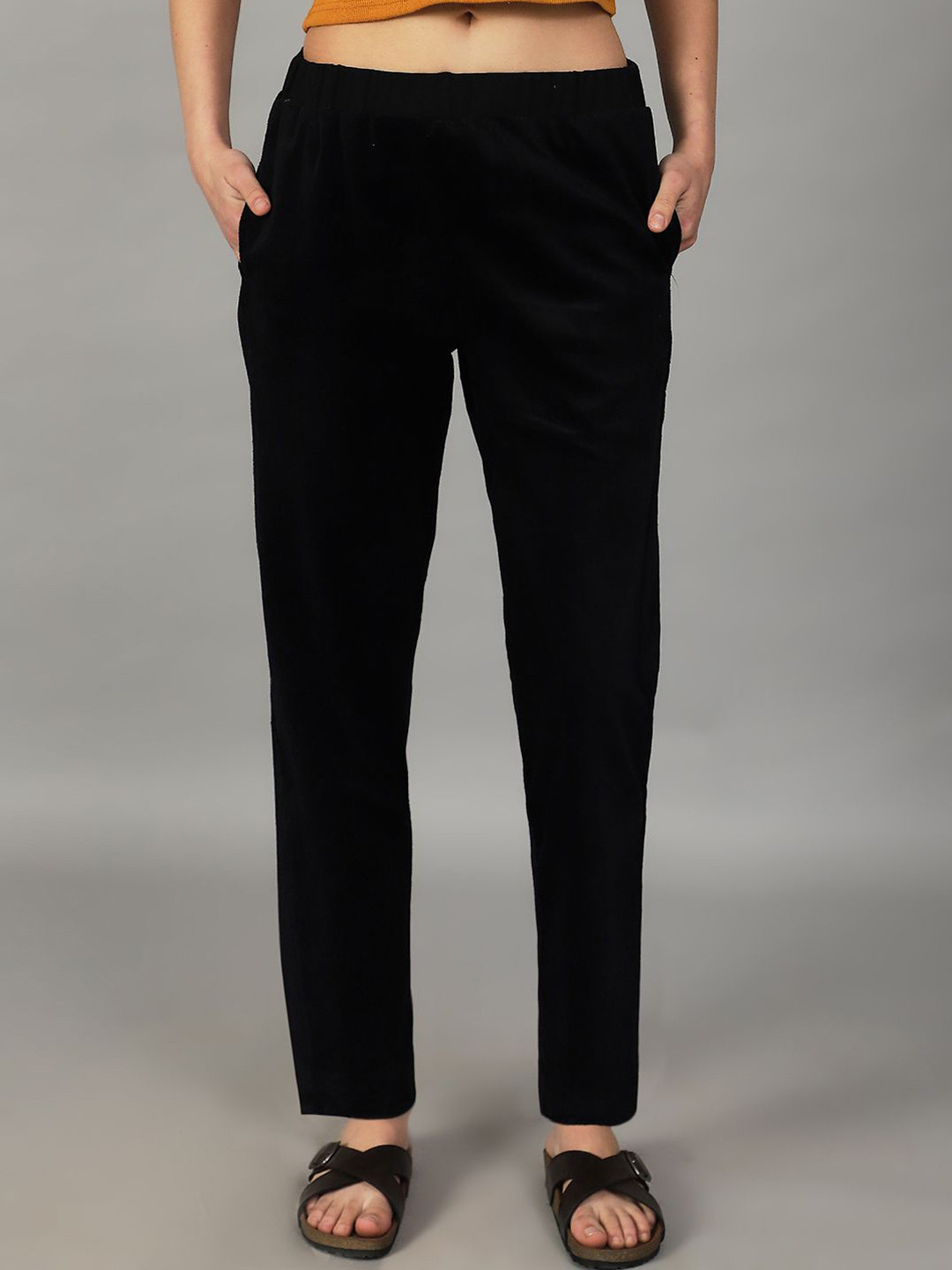 Unaone Women Black Solid Velvet Casual Trackpant