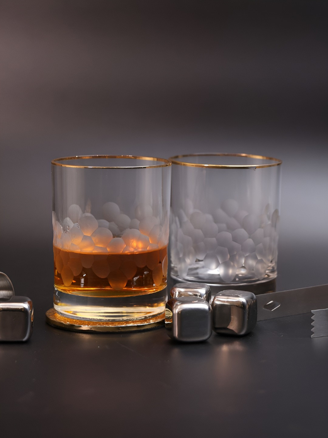 SMOKEY COCKTAIL Transparent and Gold-Toned Set of 2 Textured Crystal Whiskey Glasses