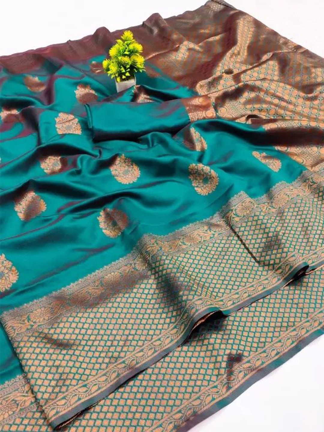 SAADHVI Woven Design Zari Art Silk Kanjeevaram Saree