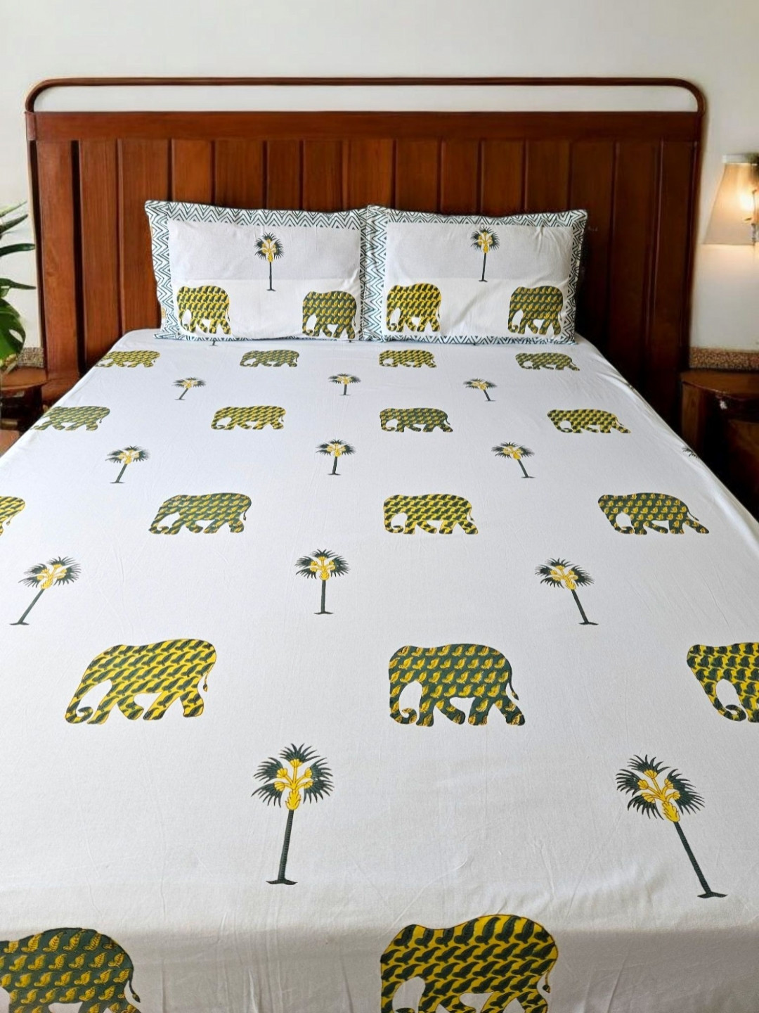 Feels Like Home Omega Collection Yellow Animal Cotton 240 TC King Fine Bedsheet with 2 Pillow Covers-108 x 108 inches
