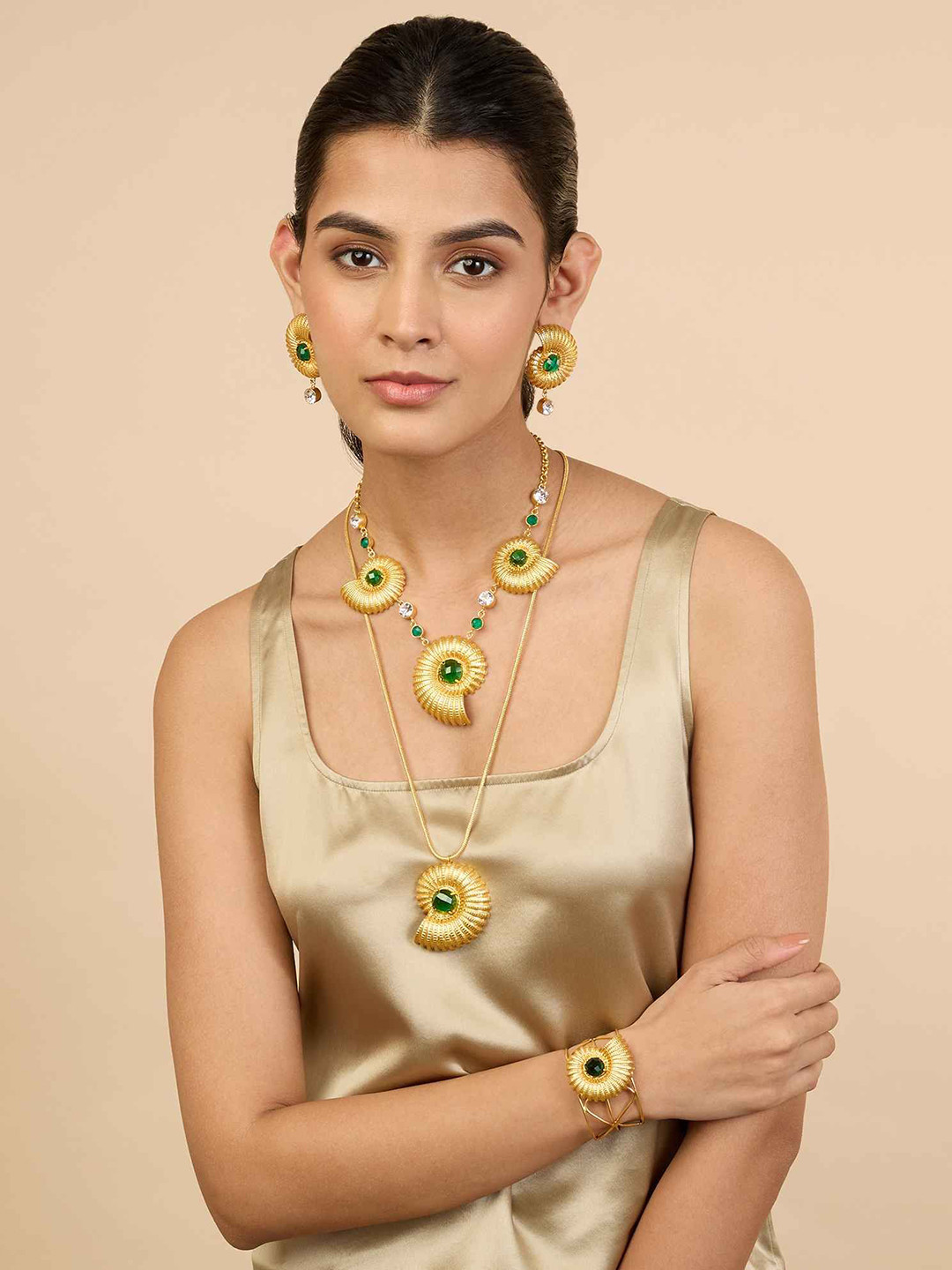 MNSH Gold-Plated Artificial Stones Studded Gleam Shell Necklace