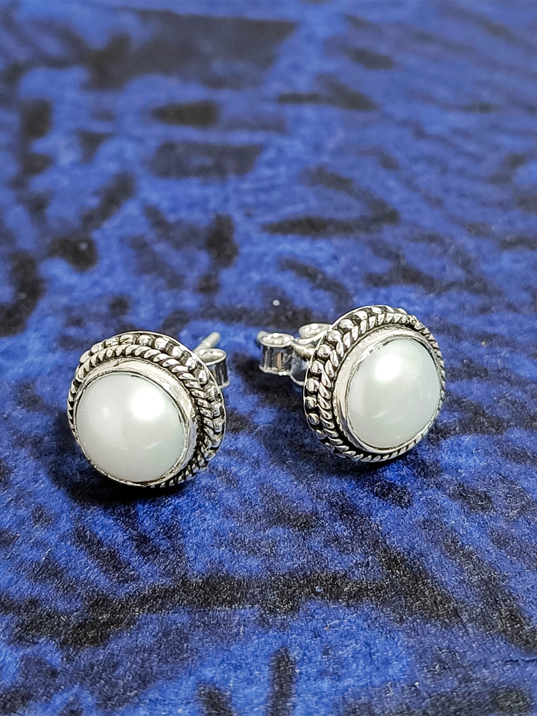 INARI SHINES 925 Silver Round Stud Earrings with Real Pearl