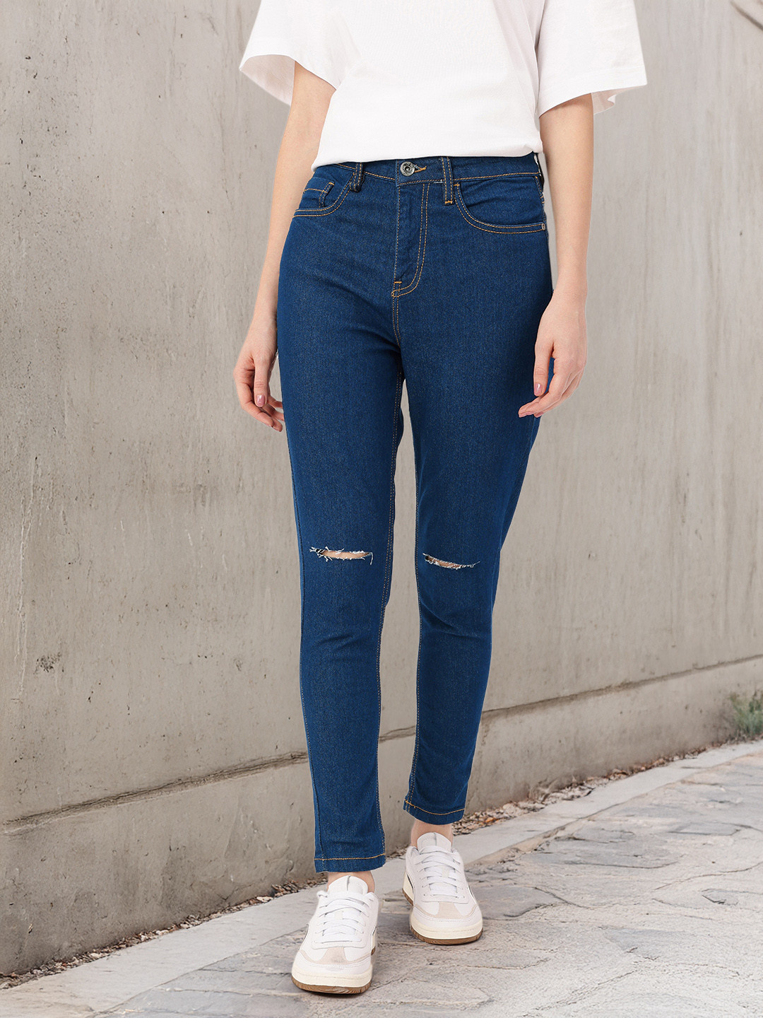 The Roadster Life Co. Women Grunge Touch slim Fit Slash Knee Stretchable Jeans