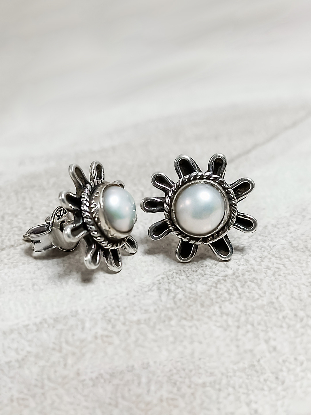 INARI SHINES 925 Sterling Silver Pearls Floral Shaped Oxidised Sunshine Studs