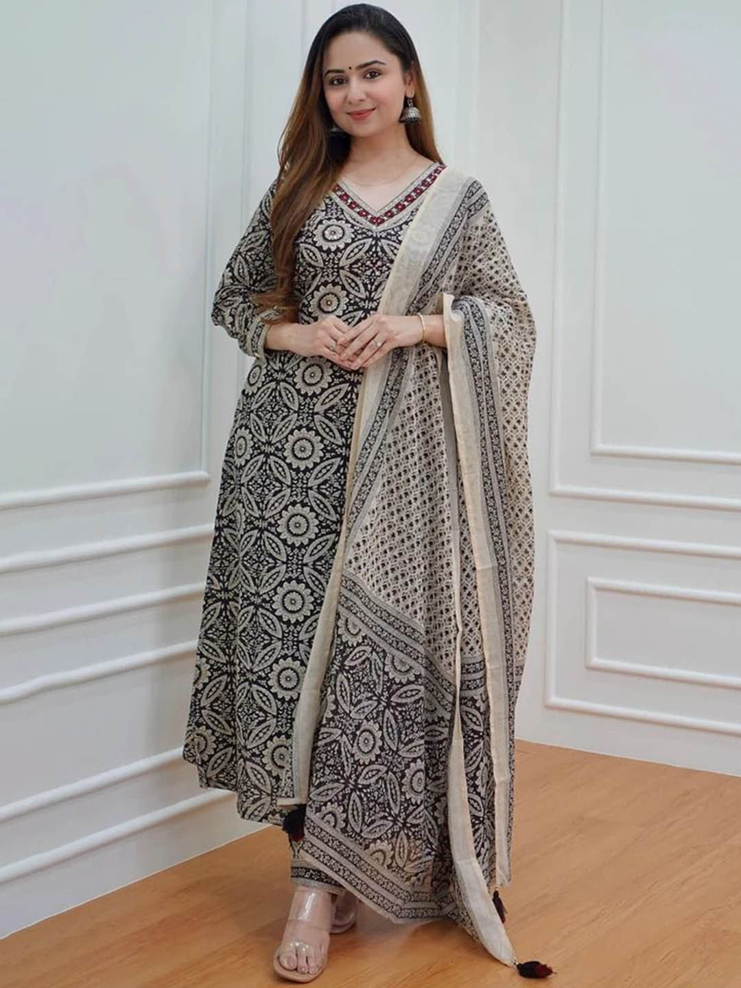 hirangana Women Floral Printed Regular Kurta with Trousers & With Dupatta