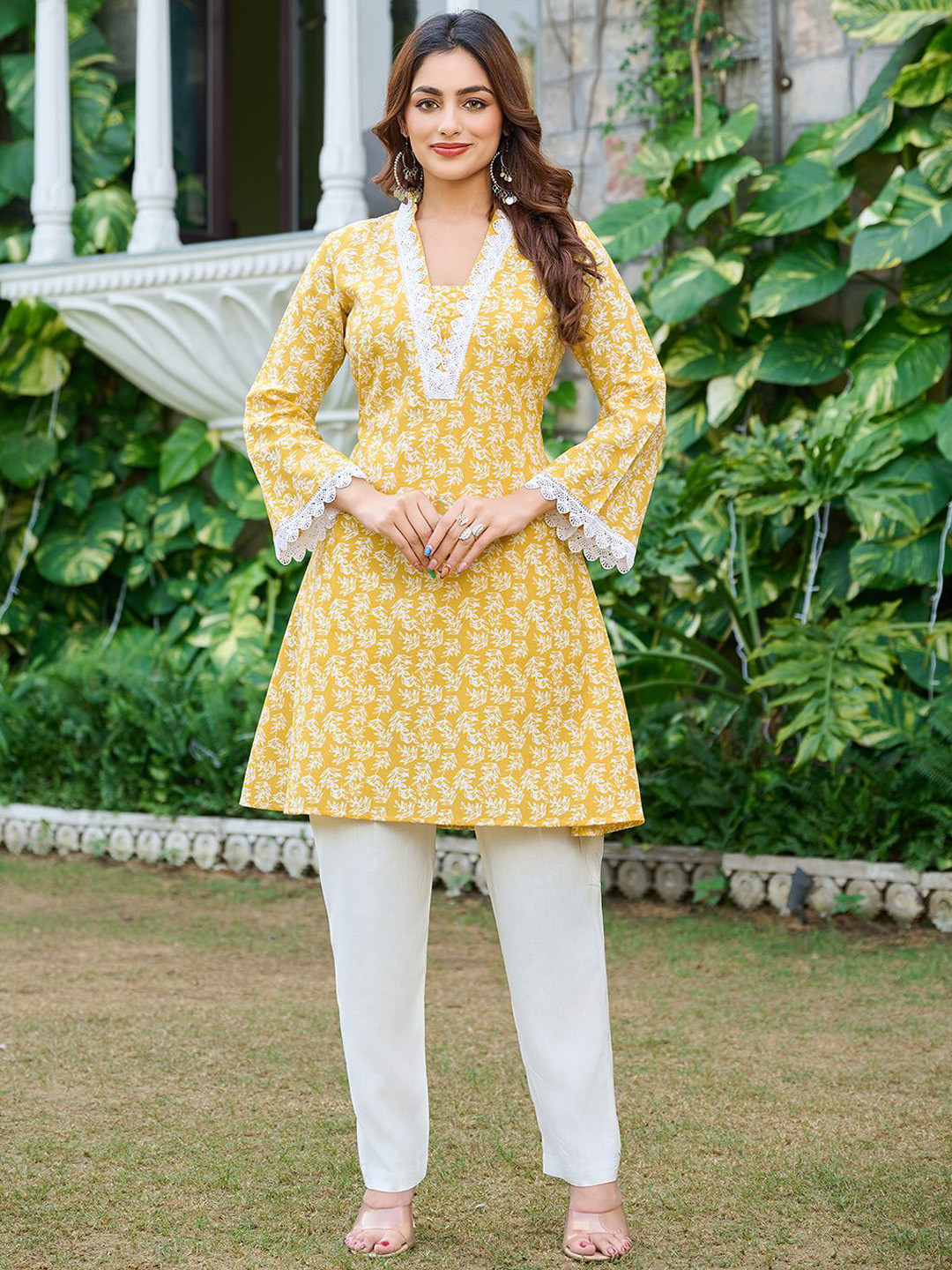 Moda Rapido Women Floral Printed Regular Kurta with Trousers