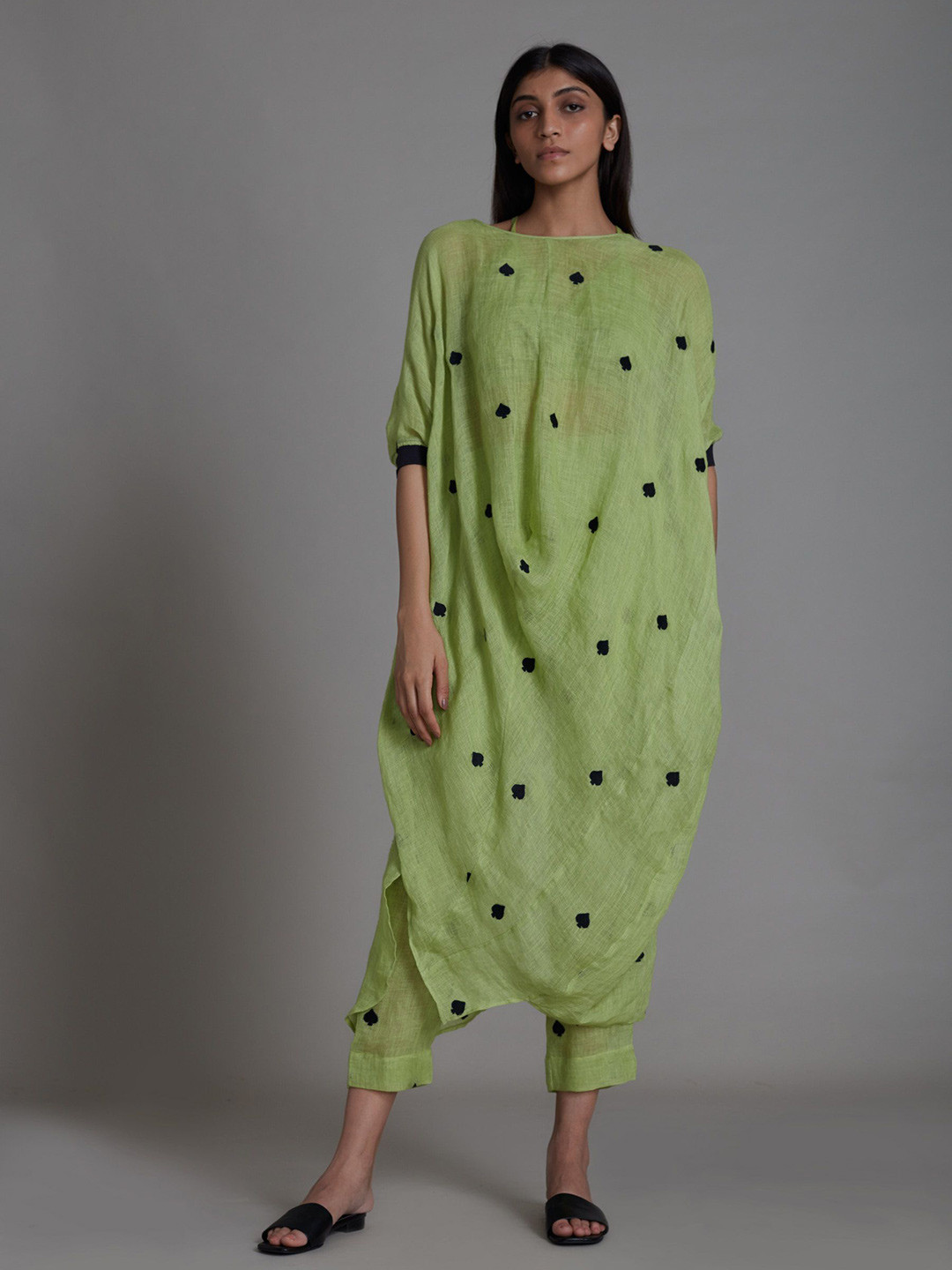 MATI Call Geometric Printed Round Neck Linen Kurta with Trousers