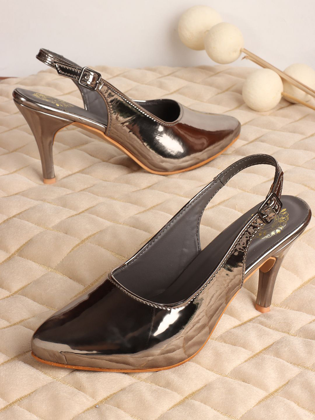 Kliev Paris Kitten Pumps with Buckles