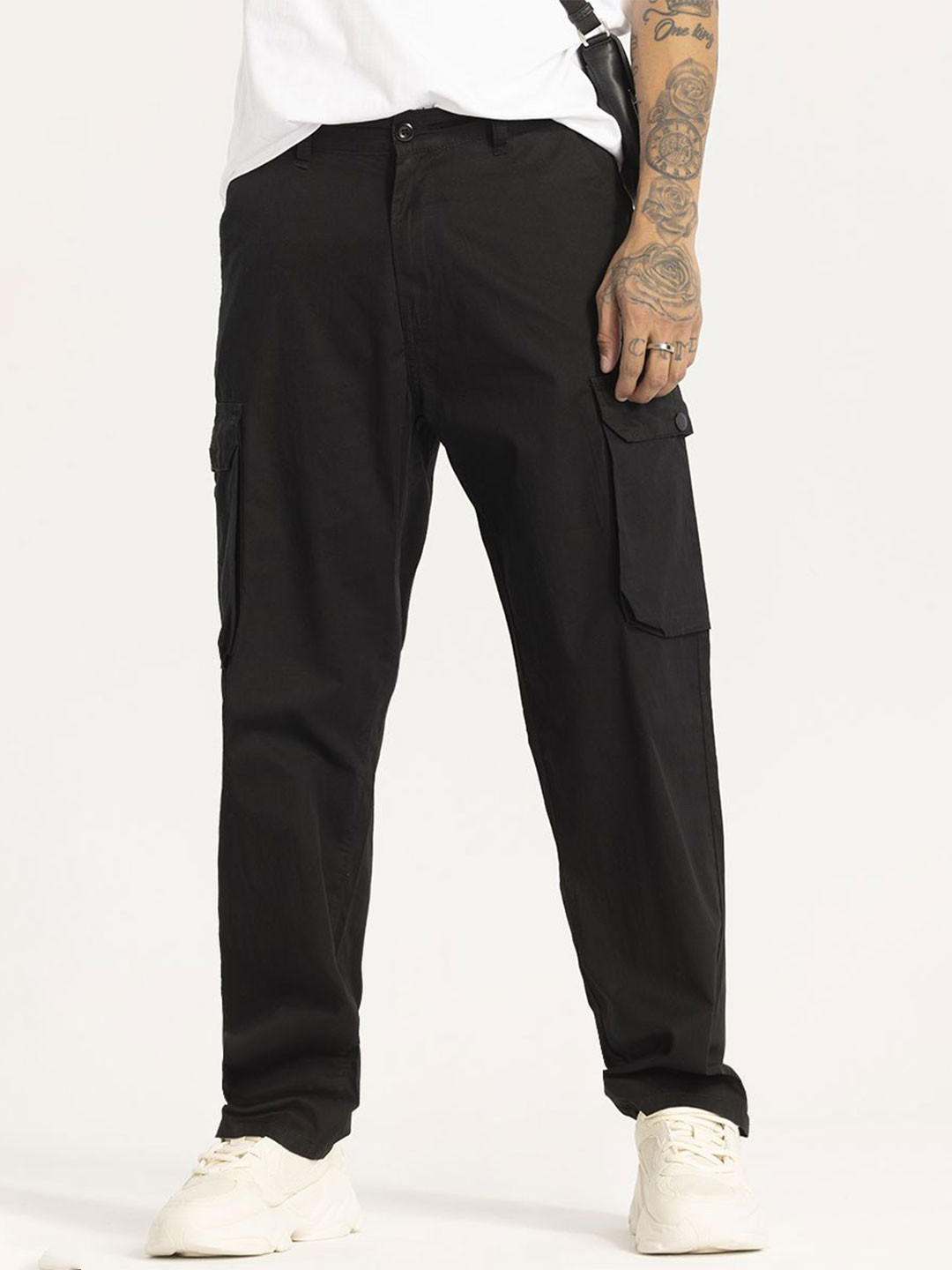 Snitch Men Black Plain Relaxed Fit Cargo Pants