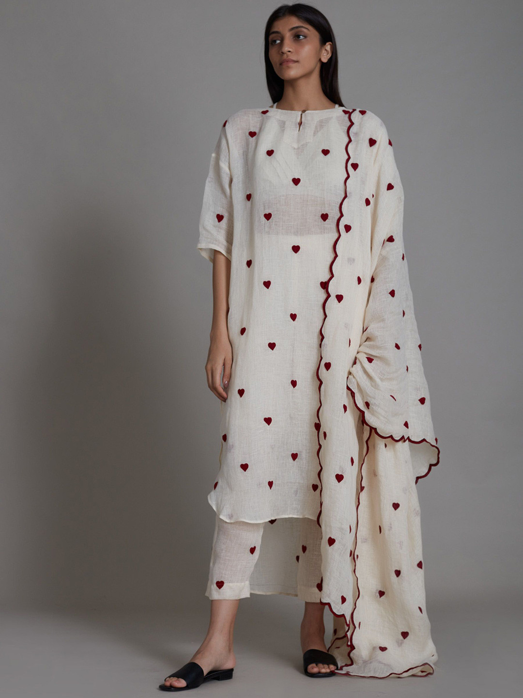 MATI Quriky Printed Key Hole Neck Linen Kurta With Trousers & Dupatta