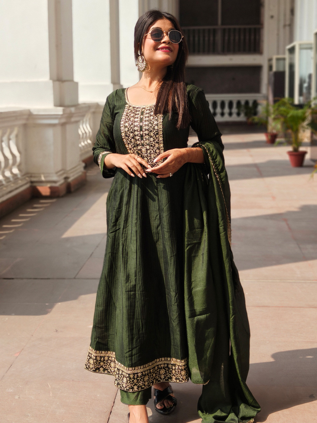 VredeVogel Women Floral Embroidered Regular Kurta with Trousers & With Dupatta