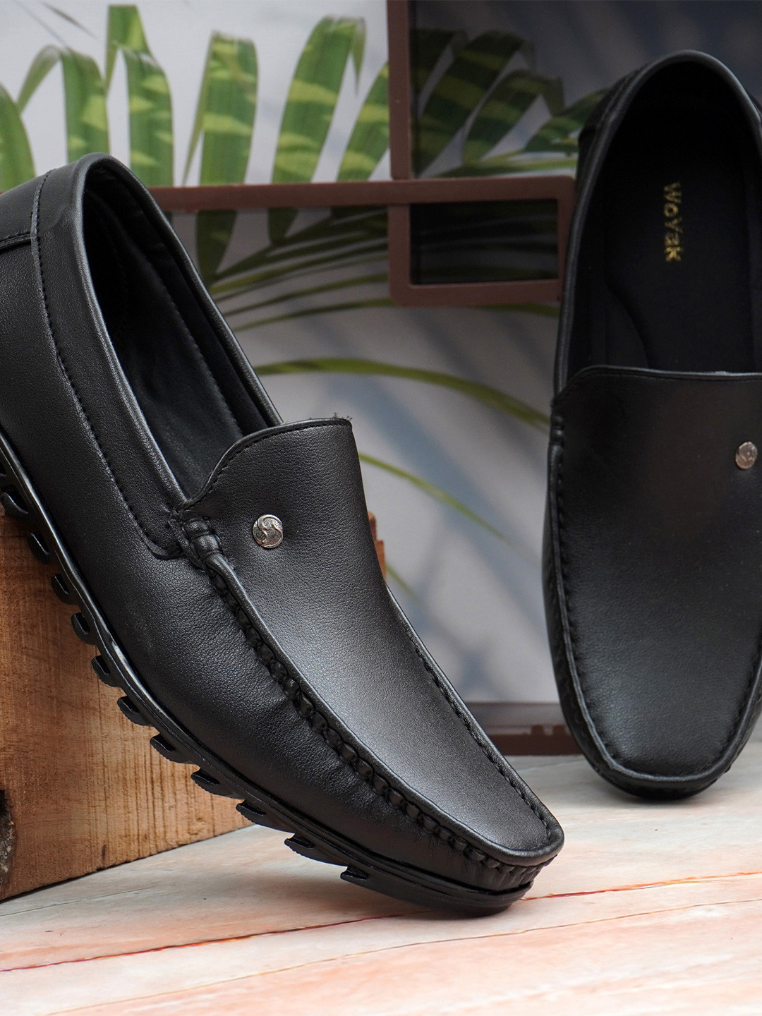 Woyak Men Textured Loafers