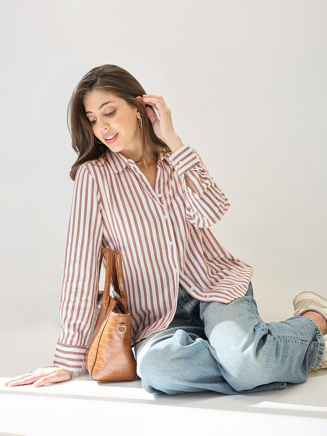 Globus Cuffed Sleeves Vertical Stripes Chest Pocket Curved Hem Workwear Shirt