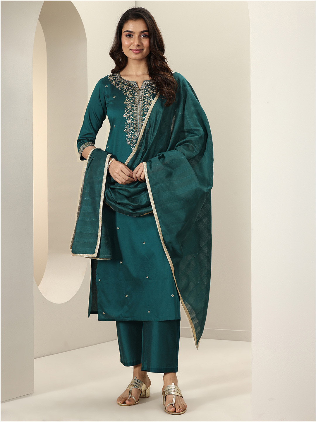 Libas Women Floral Embroidered Regular Sequinned Kurta with Trousers & With Dupatta