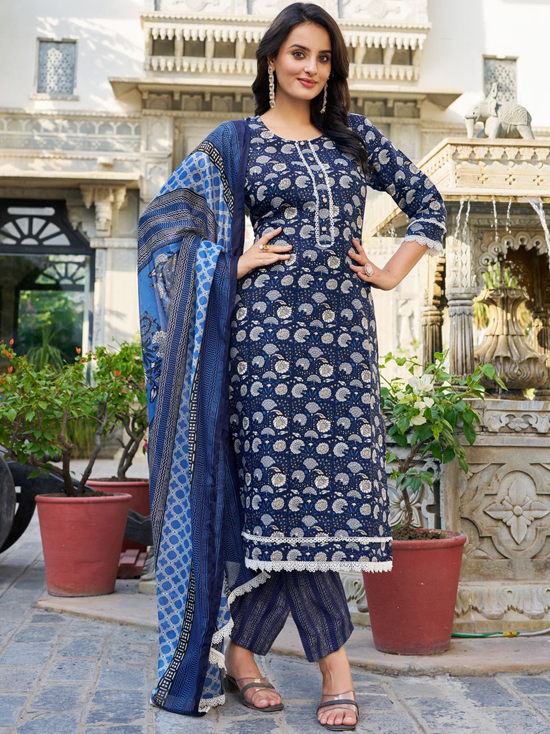 Moda Rapido Women Floral Printed Regular Thread Work Kurta with Trousers & With Dupatta