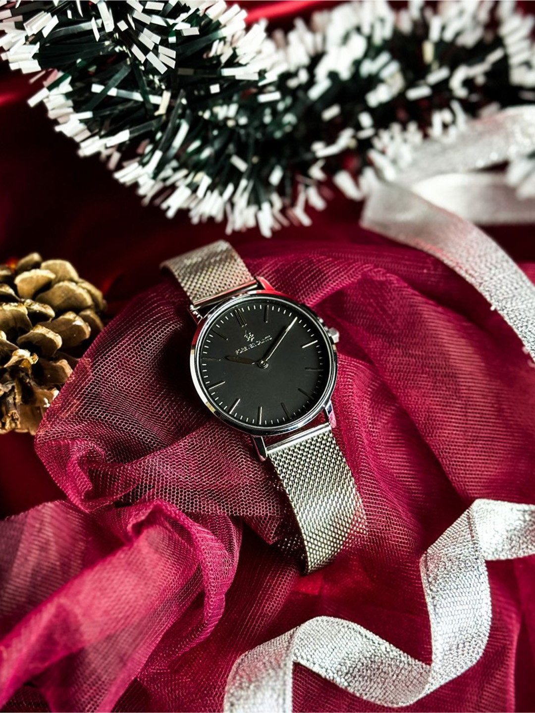 FOREVER SAINTS Women Brass Patterned Dial & Stainless Steel Bracelet Style Straps Analogue Watch