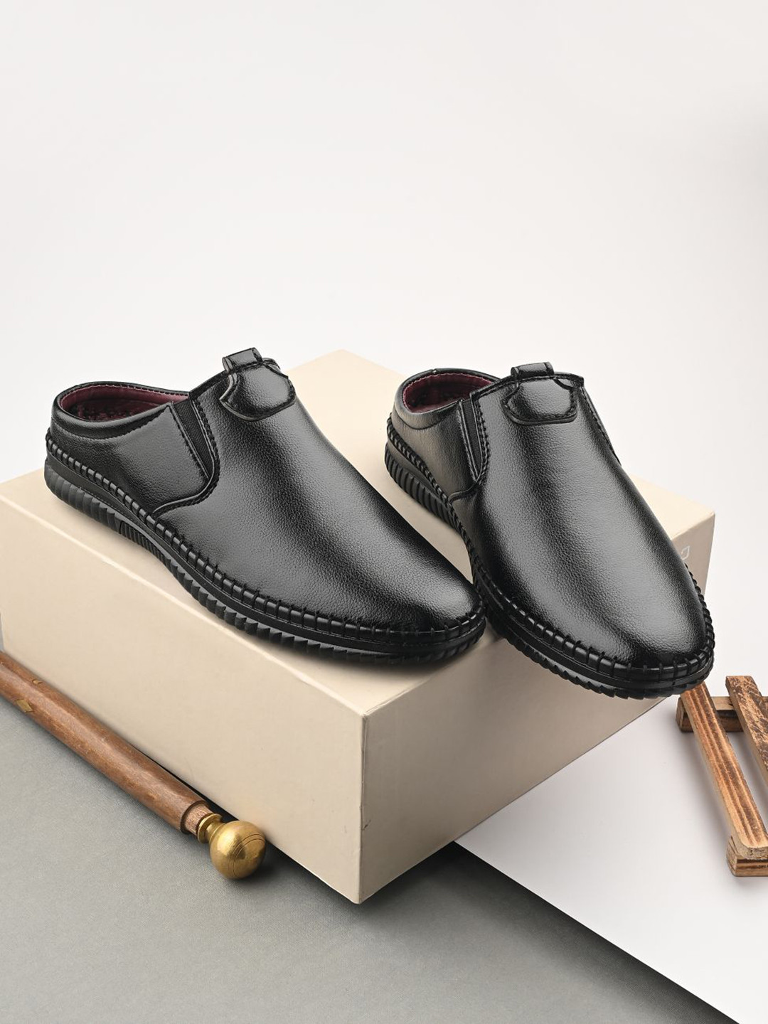 Rowlans Men Textured Mules