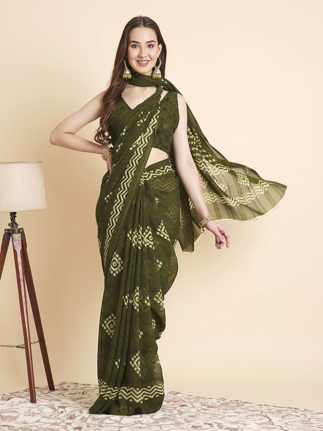 RATAN Women Shimmer Georgette Batik Printed Saree With Printed Blouse Piece