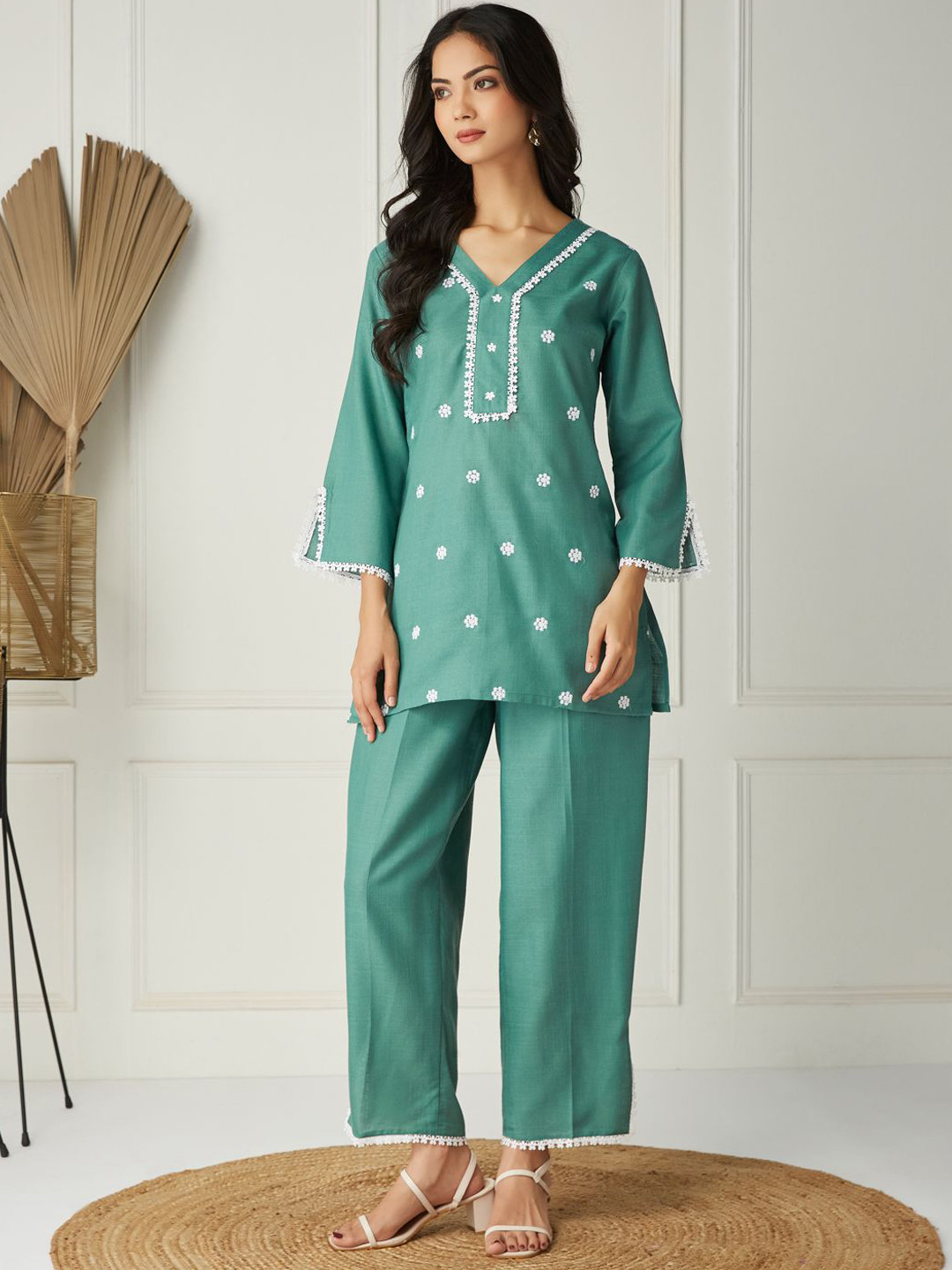FASHVERSE Women Floral Embroidered Regular Kurta with Trousers