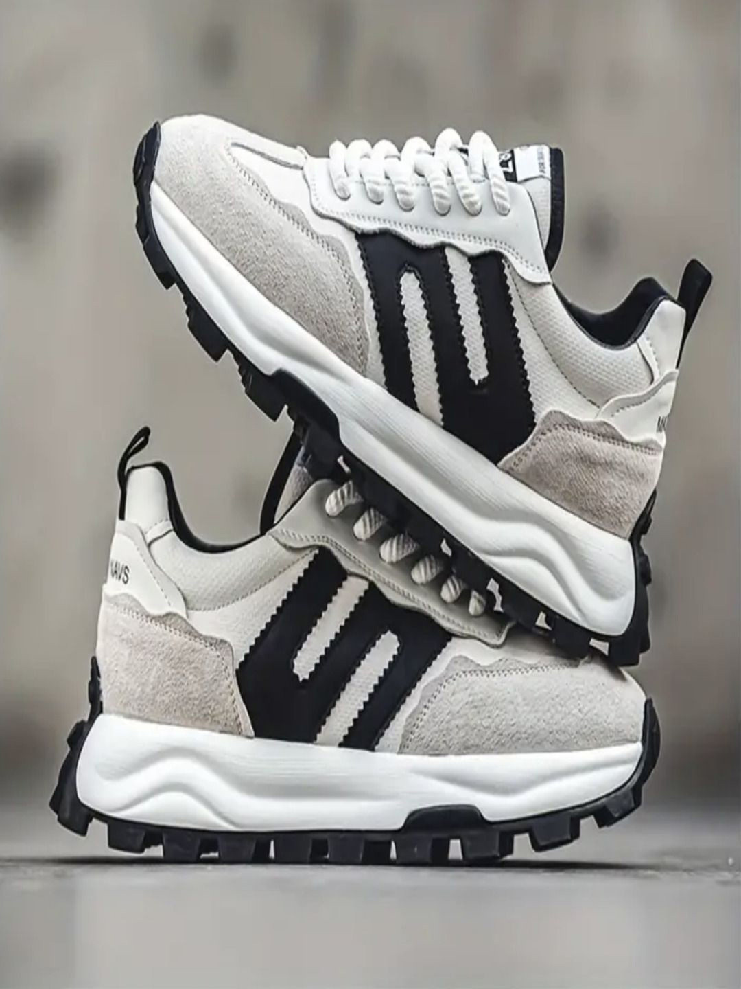 Robbie Jones Men Colourblocked Round Toe Sneakers