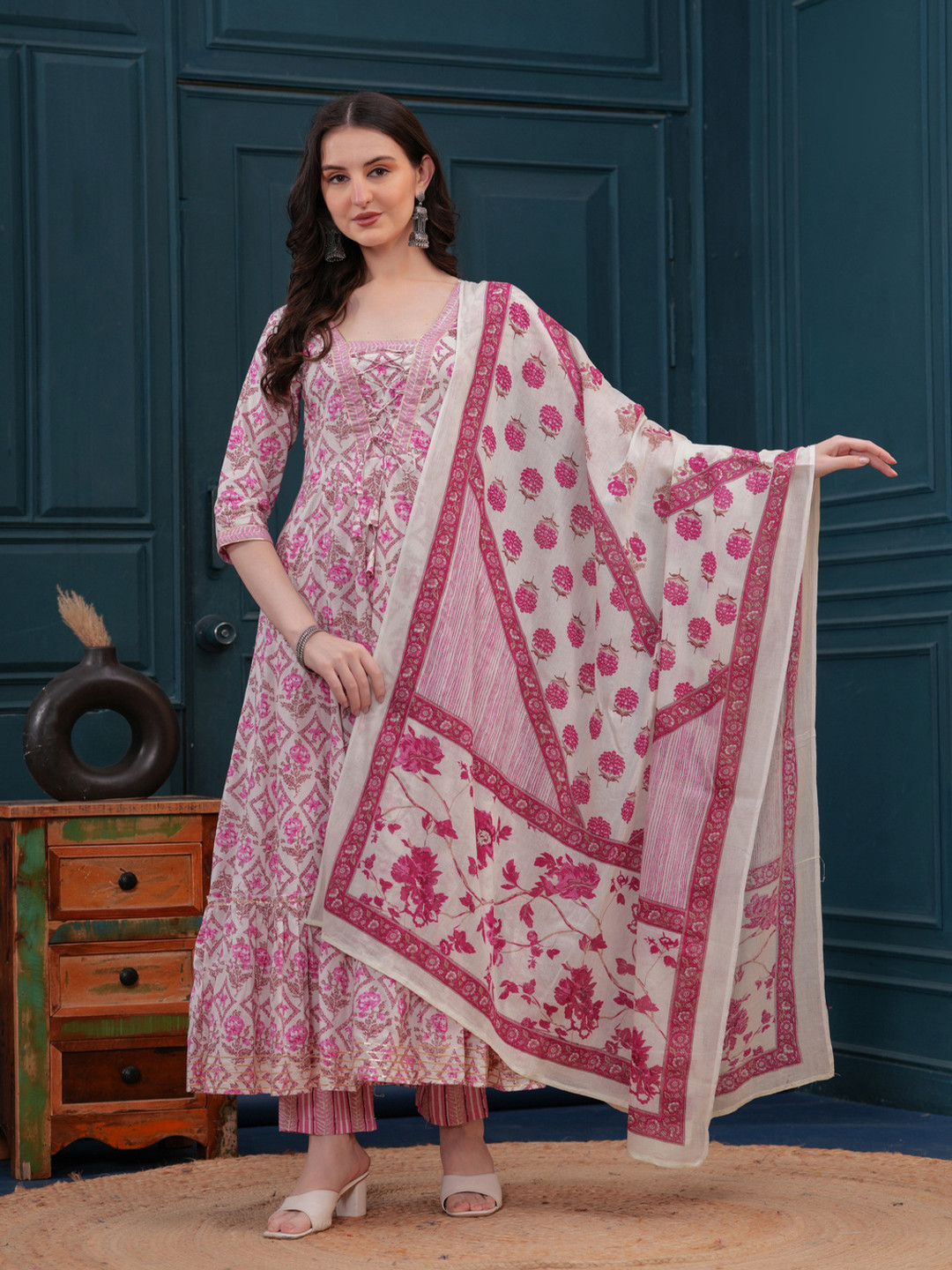 Da Vastraagaar Women Floral Printed Regular Pure Cotton Kurta with Trousers & With Dupatta