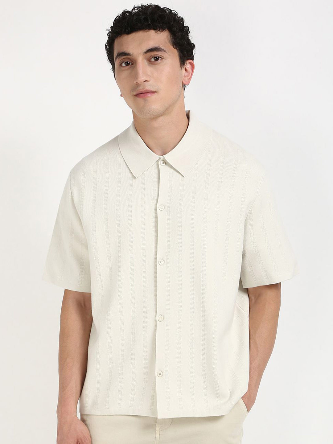 Calvin Klein Jeans Men Spread Collar Vertical Striped Viscose Casual Shirt