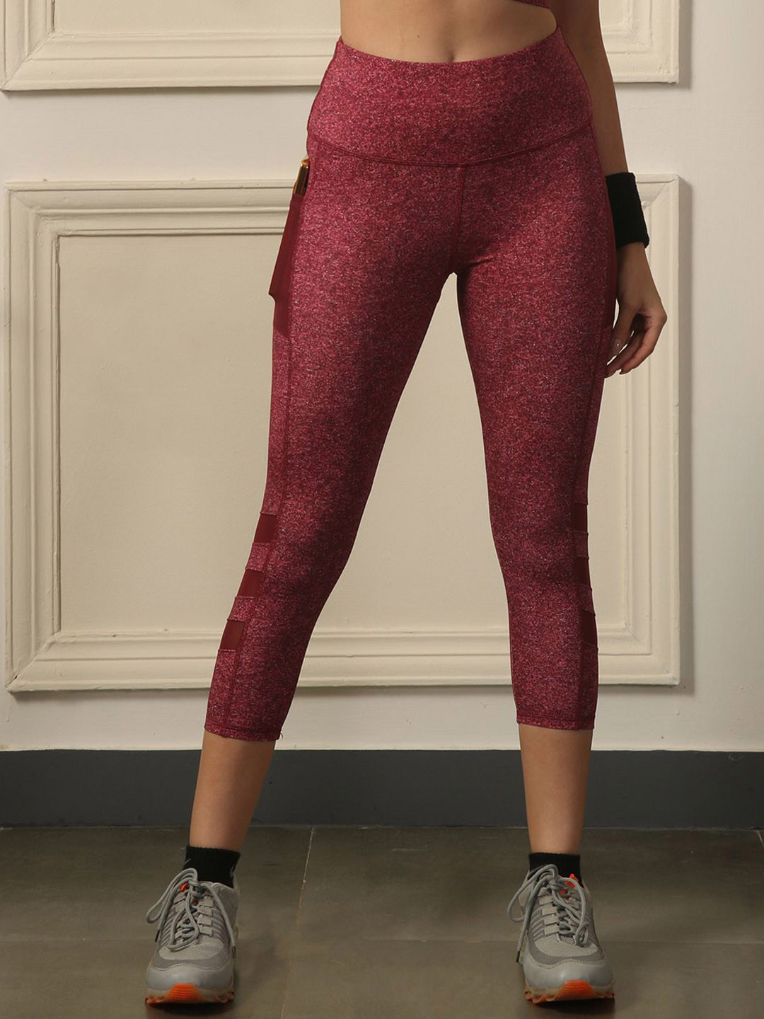 Soie Women's High waist 3/4th Length Capri Sports Leggings with Mesh Side Pockets