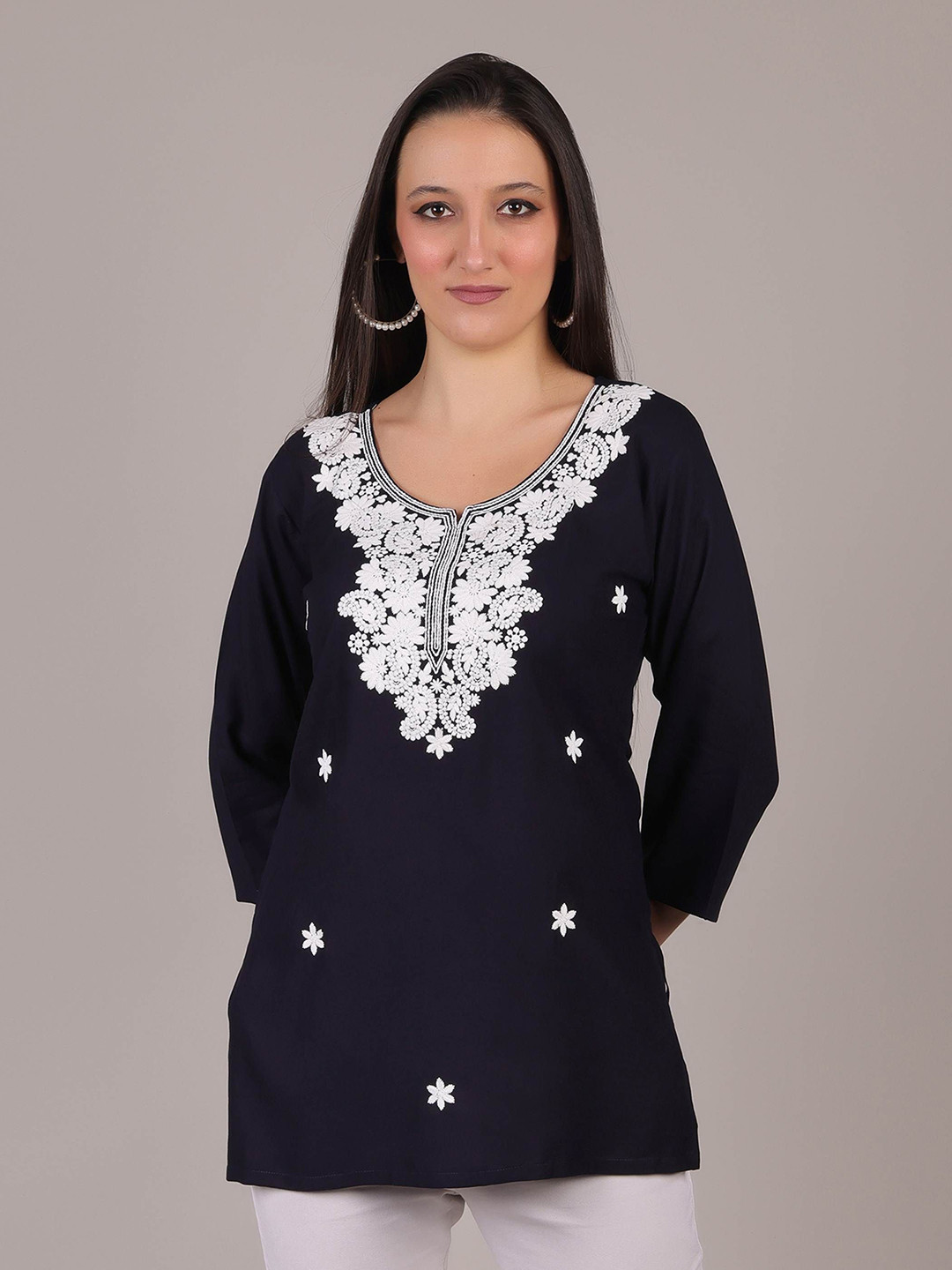 Kalavrund Creation Women Embroidered Chikankari Kurti