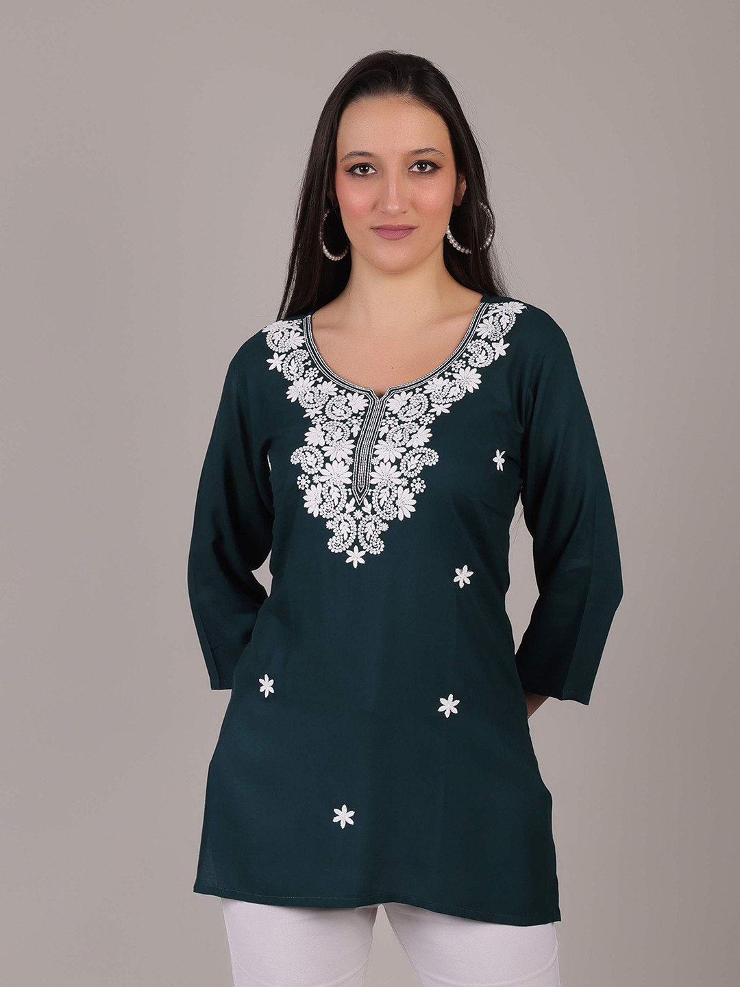 Kalavrund Creation Women Embroidered Chikankari Round Neck Kurti