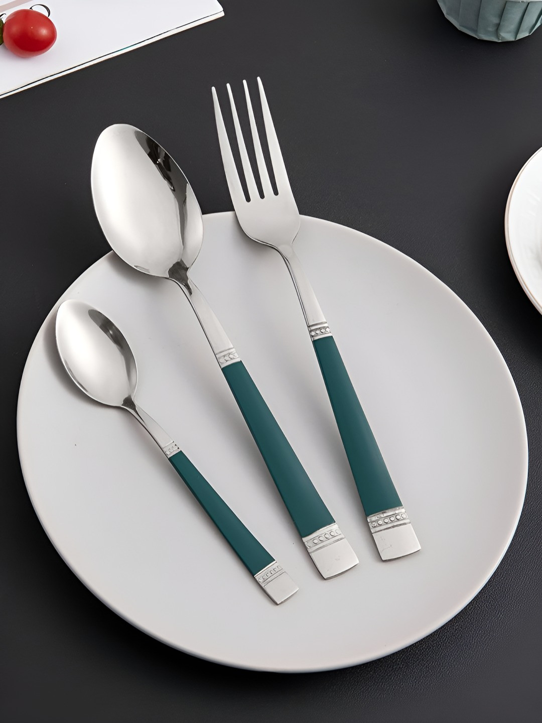 HOKIPO Silver-Toned 18 Pieces Mirror Finish Stainless Steel Cutlery Set With Gift box