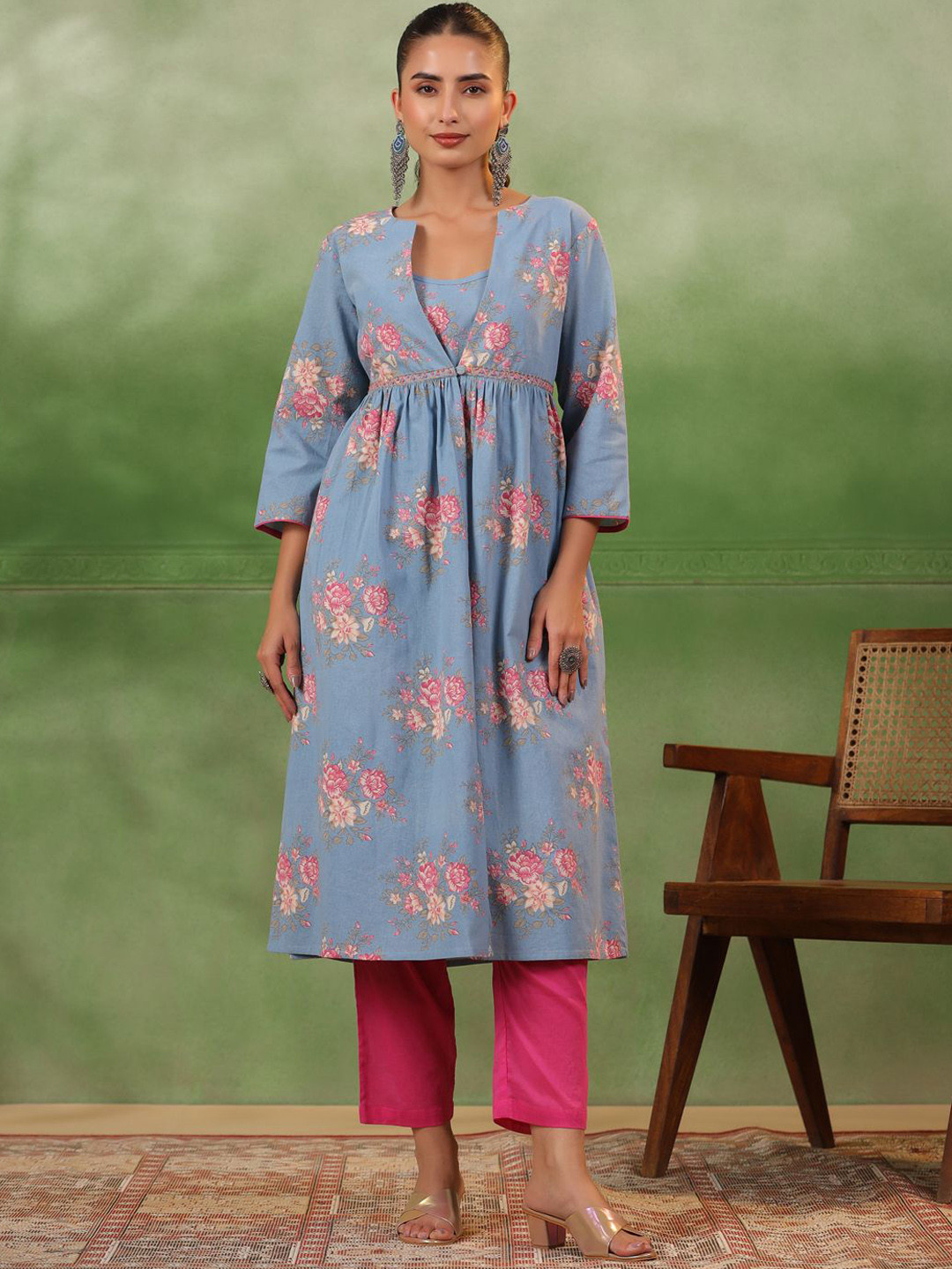 Sangria Blue Floral Printed Sleeveless Pure Cotton Straight Kurta With Trousers And Jacket