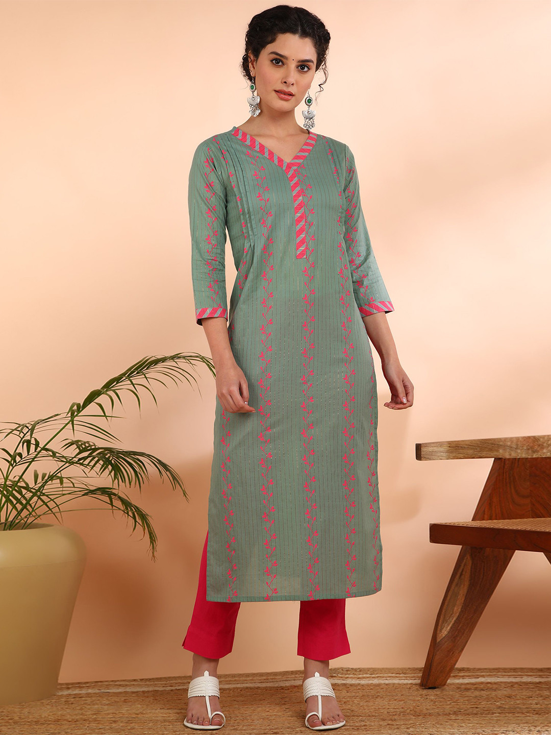 Maaesa Women Green Floral Printed Thread Work Pure Cotton Straight Kurta