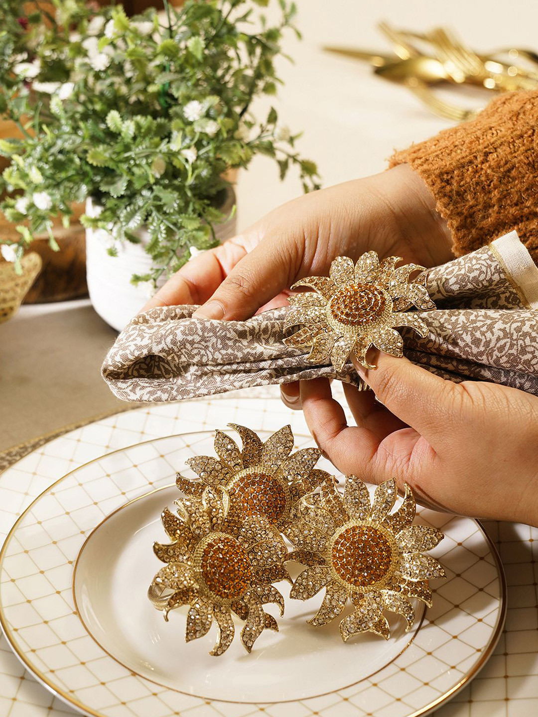 Pure Home and Living Gold Toned 4 Pcs Stone-Studded Metal Flower Shaped Napkin Rings