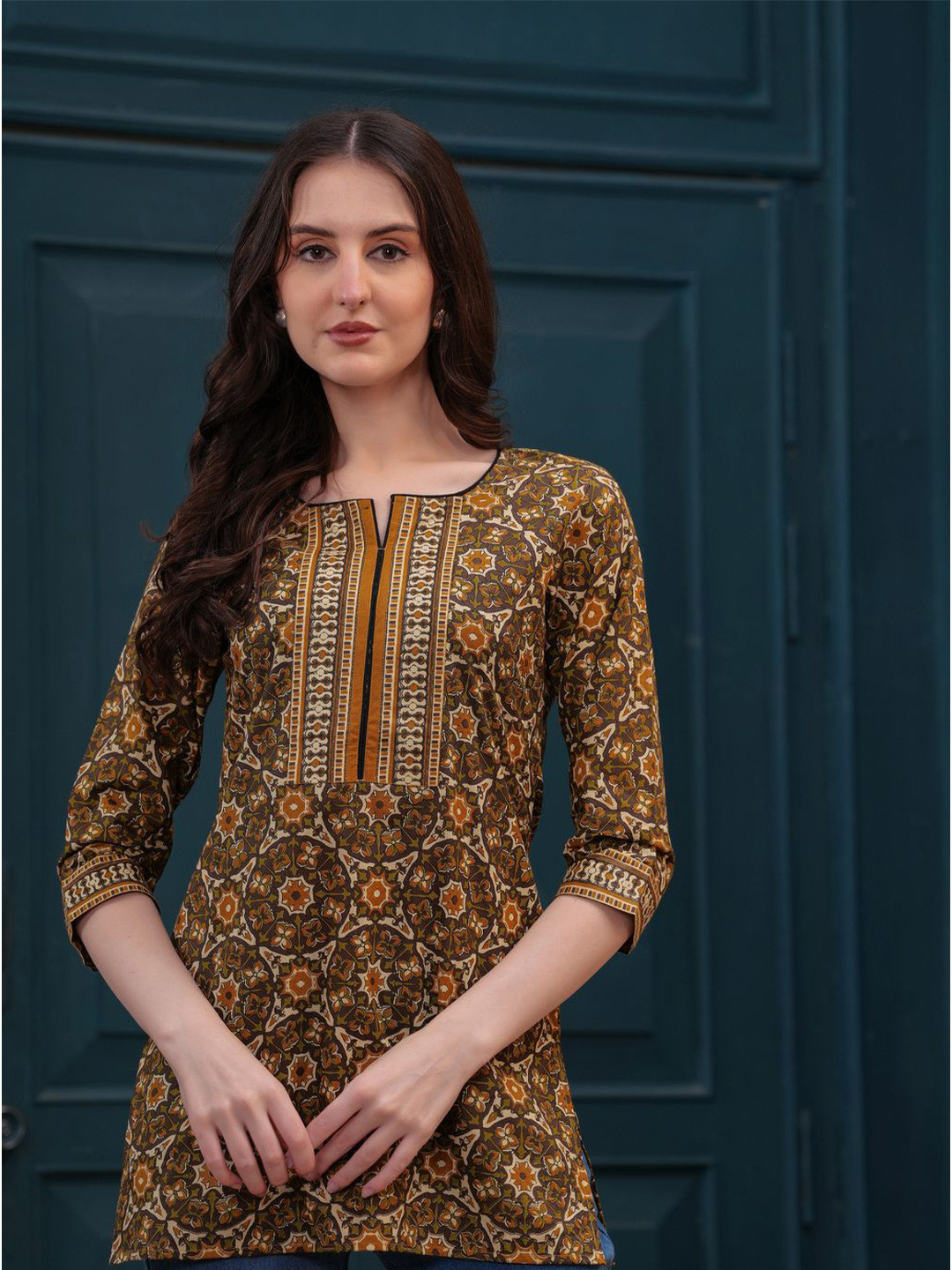 Da Vastraagaar Women Floral Printed Round Neck Top